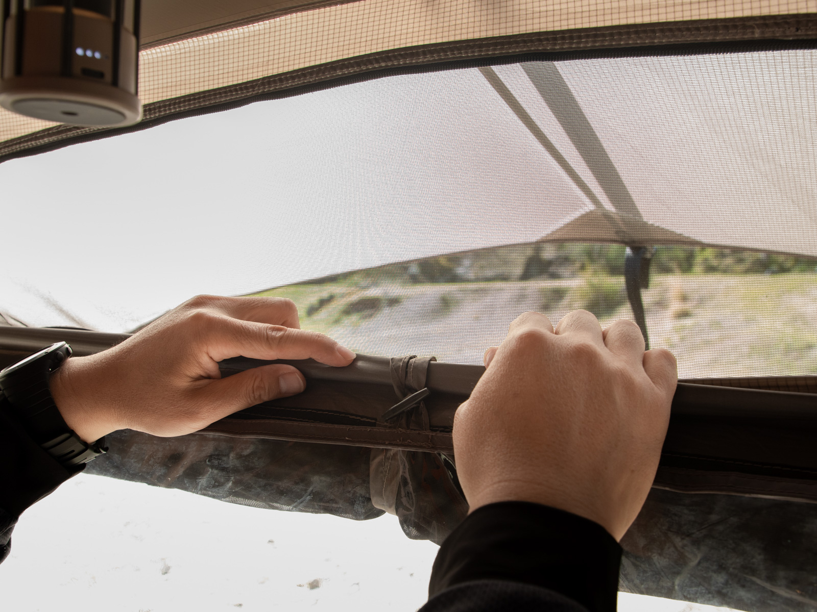 ベンチレーションはテント本体の前後2箇所と寝室側に2箇所配置しています